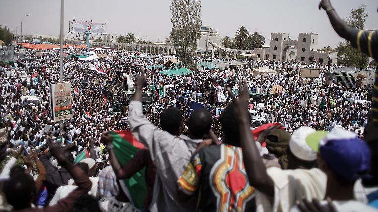 Ousmane Sonko galvanise ses partisans : une démonstration de force et un message politique d’unité